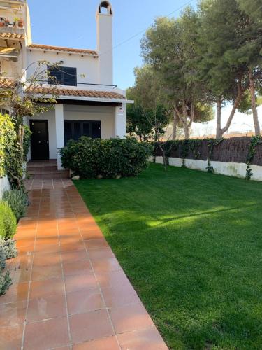 Cubelles House | Stylish Beach House 600m to sea