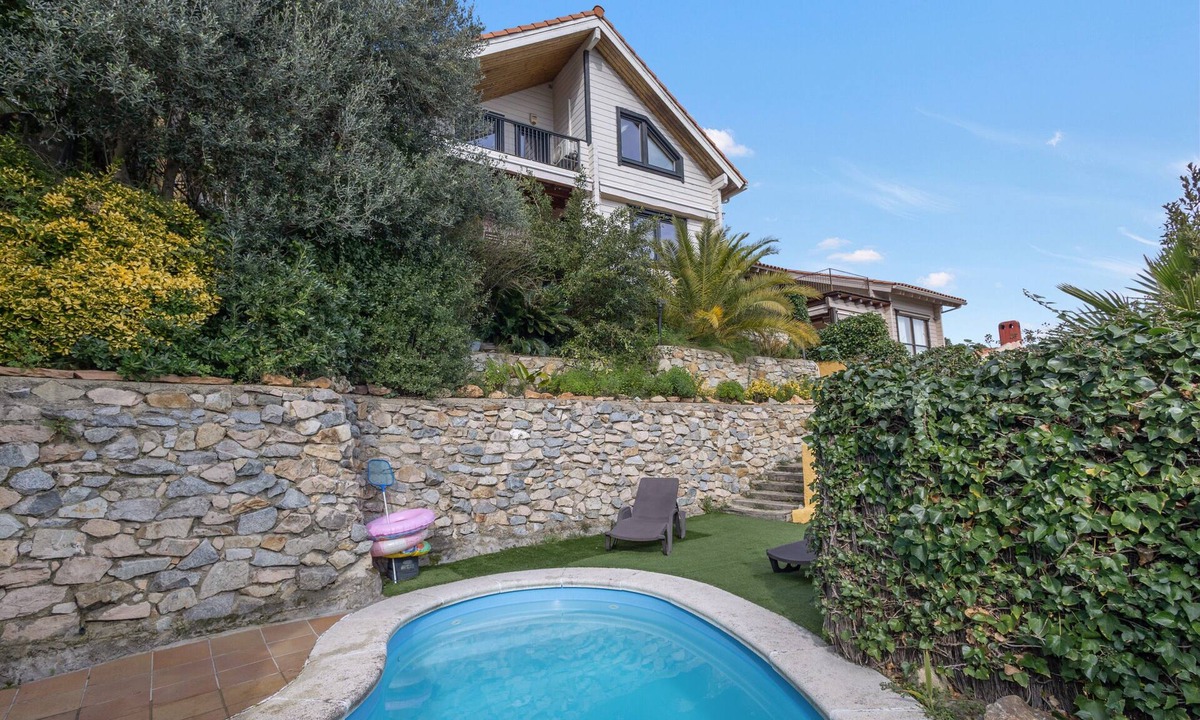 Argentona House | Vacation Home 'Finland House Barcelona' with Sea Views, Wi-Fi & Air Conditioning