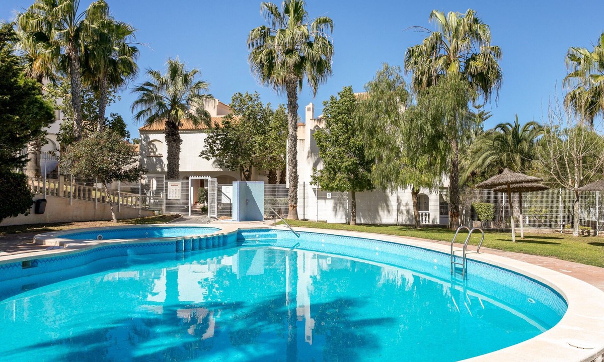 Los Arenales del Sol House | Vacation Home "Sol Gran Alacan"' near Beach with Shared Pool & Wi-Fi