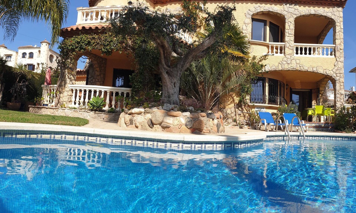 Mont-roig Bahia House | Vacation villas with beautiful garden, communal pool, 120 m to the sandy beach