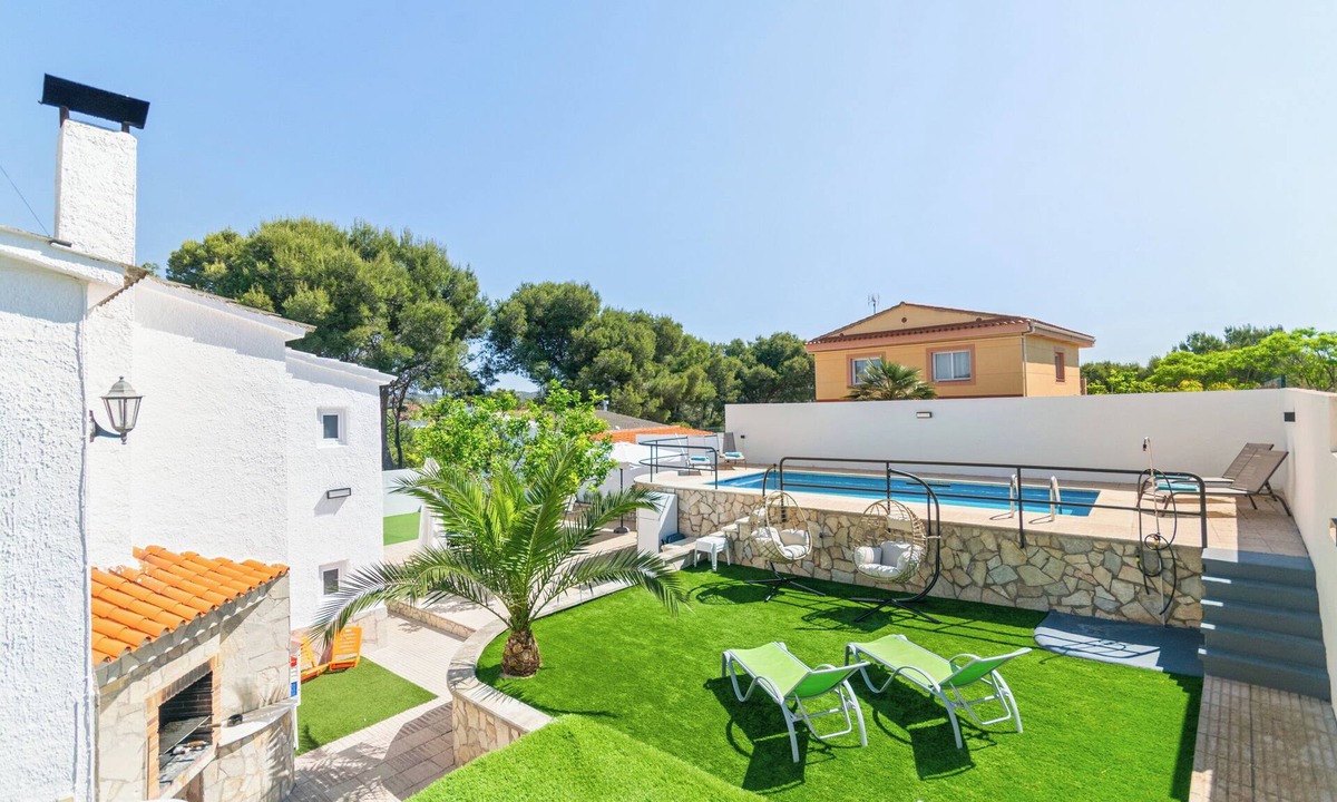 Sant Pere de Ribes Villa | Villa con Piscina Privada y Vistas al Garraf