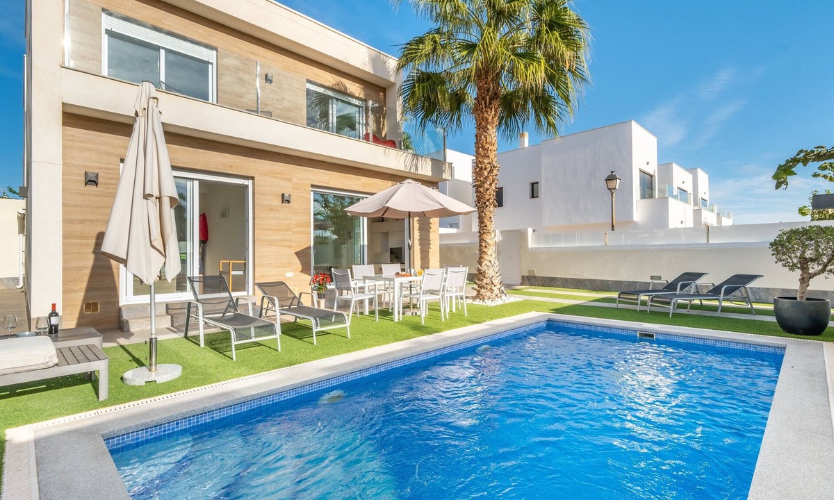 Los Imbernones Villa | 'Villa Los Dos Caballeros' with Private Pool, Garden and A/C