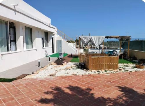 Santa Barbara Villa | Villa Oasis Relax Piscina, Jacuzzi y Espacio para Mascotas
