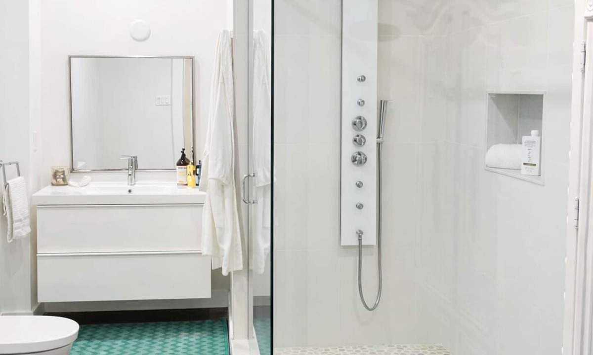 Etobicoke House | West Toronto Luxury B&B Humber River Suite - Steps to UP Express - Airport-Union