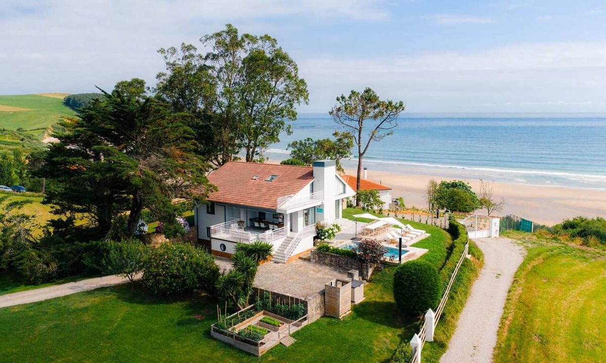 San Vicente de la Barquera House | Wishome—Villa with a pool and private access to Oyambre Beach, Comillas