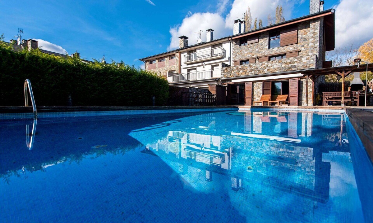 Seu de Urgell House | Wonderful villa for 14 guests with private pool, WIFI, TV, terrace and pets allowed