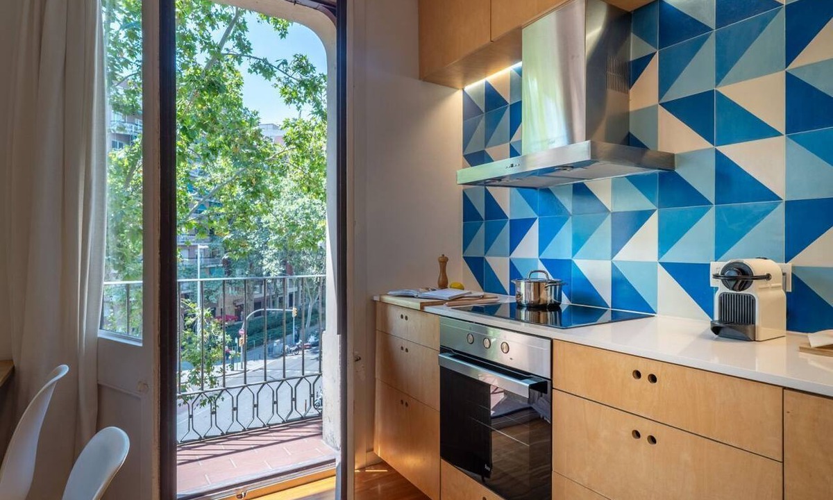 El Parc i la Llacuna del Poblenou Apartment | Your ideal urban retreat in Barcelona. This apartment combines functional design with an unbeatable location next to Ciutadella Park and the 22@ district. Featuring two full bathrooms and high-speed Wi-Fi, it offers everything you need for a comfortable