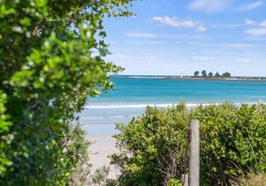 Beachfront - elevated ocean views in Port Fairy