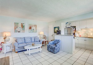 🐚 Gulf Winds Ground-Floor Condo — Beachy Vibes & Easy Access in ST PETE BEACH