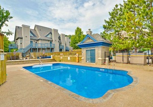 Open Loft condo with 2 baths shared pool and tennis courts in The Blue Mountains