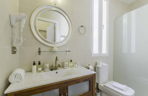 Palacio Apartment | 2-bedroom apartment in beautiful Madrid with AC and fitness room