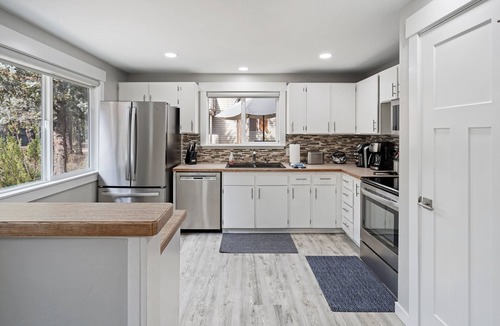 Sunriver House | 2 Killdeer - Remodeled, EV Charger, Hot Tub, Walk to Village, SHARC, Bikes