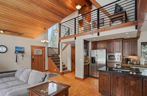 Deer Park House | 8 Mt Baker - Elegant & Peaceful, SHARC Passes, Hot Tub, Great Location!