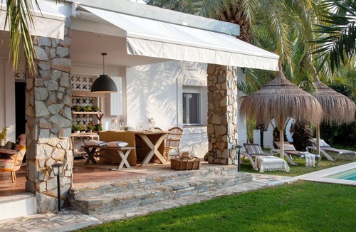 Elche House | A lovely, newly renovated house set in a beautiful garden with palm trees, featuring a private pool