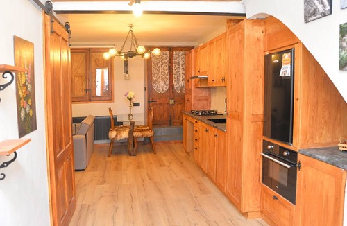 La Pobla de Lillet Apartment | Angepasste rustikale Wohnung für 4 Personen Pobla de Lillet by Interhome