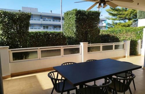 Tamarit Apartment | Apartamento con jardín privado, gran terraza y dos piscinas, en Playa de LaMora, Tarragona, familiar y tranquilo, reserva natural Bosque de la Marquesa con playas naturales, cerca de Altafulla, con parking, Wifi, Netflix