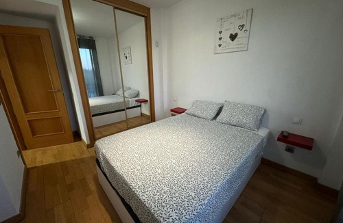 Rejas Apartment | Apartamentos CON PISCINA CERCA FORMULA 1, ESTADIO METROPOLITANO, IFEMA, CLINICA DE NAVARRA Y AEROPUERTO-parking