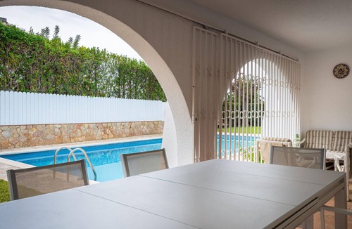 El Roc de Sant Gaieta Apartment | Apartment 6 people, pool access, private parking, near beach