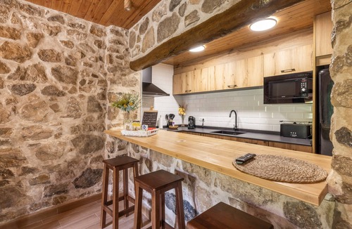 Corbera d'Ebre Apartment | Apartment 'Ca La Inés' with Private Terrace, Wi-Fi and Air Conditioning