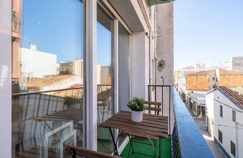Calafell Apartment | Apartment 'Center Beach Calafell' with Balcony, Wi-Fi and Air Conditioning