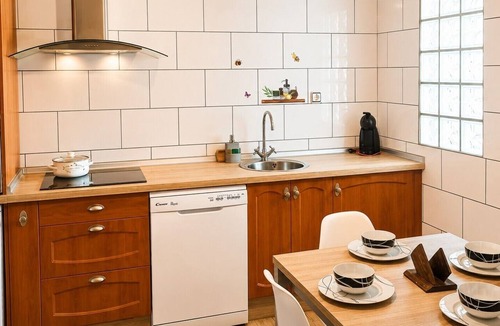 Abalos Apartment | Apartment 'El Guardaviñas El Prado' with Mountain View, Shared Terrace and Wi-Fi
