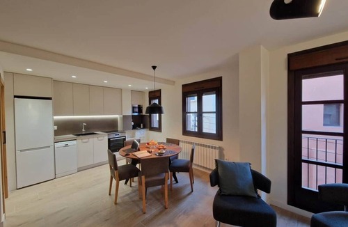 La Puebla de Castro Apartment | Apartment. Labitolosa, perfect for families and groups (Casa Albañil)