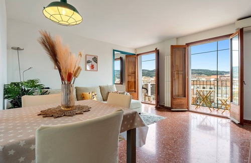 Sant Sadurni d'Anoia Apartment | Apartment 'Encantador Loft' with Mountain View, Wi-Fi and Air Conditioning
