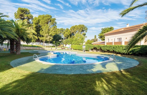 Cap de Salou Apartment | Apartment "Martin y Rose en Salou" with Sea View, Shared Pool & Wi-Fi