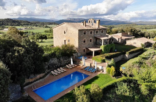 Gargalla House | Apartment 'Sant Grau I' with Mountain Views, Shared Pool and Wi-Fi