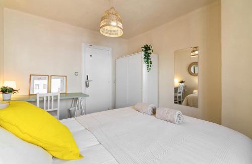 Collblanc y La Torrassa House | Atlantida Apartment Habitacion privada en apartamento y baño compartido sin ascensor