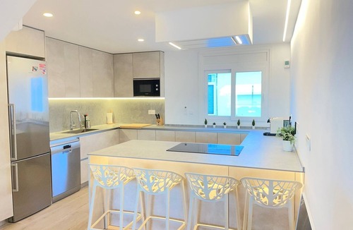 Cunit House | Beachfront Home · 5 Steps to the Sand · Large Private Terrace with Pergola · AC