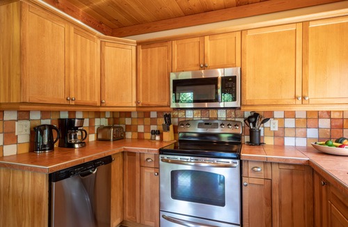 Golden Ski Chalet | Bear Lodge - 3 Bedroom Luxurious Log Cabin, Private Hot Tub and Mountain Views