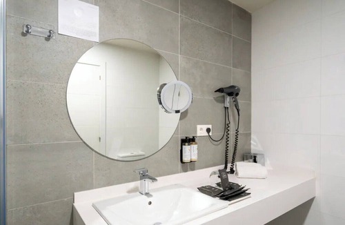 Castanos Hotel | Bilbao Riverside Gem: 4 Family-friendly Units Near Zubizuri Bridge & Cen