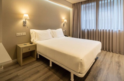 Castanos Hotel | Bilbao Riverside Gem: 4 Family-friendly Units Near Zubizuri Bridge & Cen