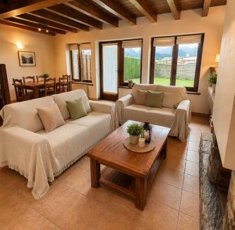 Bellver de Cerdanya Ski Chalet | Borda con jardín privado y chimenea en la Cerdanya