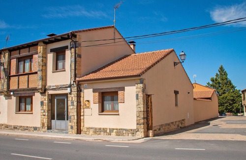 Turegano House | Casa Mariano in Turégano, Segovia – Mountain Views & Private Terrace