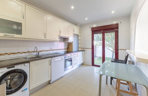San Rafael House | Casa Nootka with Mountain Views, Private Garden, and Barbecue