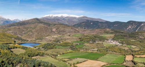 Montcortes House | Casa Sisquet, Casa rural para 15 personas con jardín, barbacoa y sala de juegos al Pallars