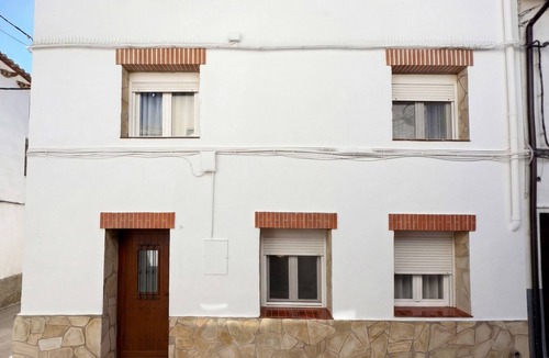 Mainar House | Chalet 'Casa Rural La Abuela' with Mountain Views, Wi-Fi and Air Conditioning
