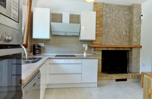 Villanueva del Arzobispo Ski Chalet | Chalet 'Villa Ibáñez' with Lake Views and Air Conditioning
