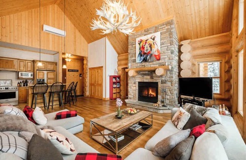 Fiddler Lake Resort Ski Chalet | Chalet White Rabbit at Fiddler Lake with private spa, sauna, and pool