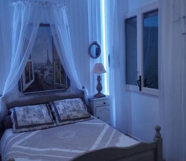 Reus Bed & Breakfast | CHAMBRES D'HÔTES CHEZ CATHERINE A REUS chambre de Paris avec salle de bains privée