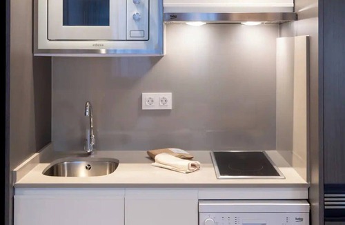 Castanos Hotel | Chic Apartment w/Kitchen Near Fine Arts Museum – Walk Everywhere