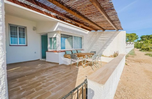 Calafat Apartment | Coastal Bungalow 50m from Beach for Families