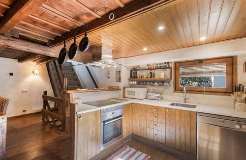 Bellver de Cerdanya Villa | Country House 'Bellver' with Mountain Views, Private Terrace and Wi-Fi