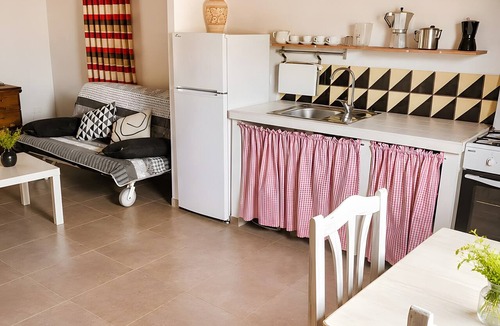 El Perello House | Country House 'Apartamento Curto' with Mountain View, Shared Pool and Wi-Fi