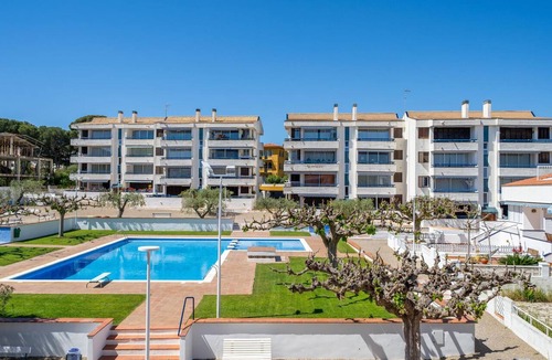 Torredembarra Apartment | Cozy 3-BR Apartment Near Beach with Pool View, Terrace & Wifi in Torredembarra