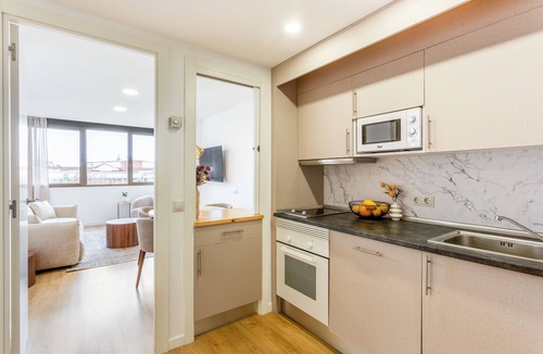 Castillejos Apartment | Descubre este moderno apartamento de 2 habitaciones en el corazón de Tetuán, ideal para estancias largas y diseñado para ofrecerte comodidad, funcionalidad y estilo. Situado en la tranquila y bien comunicada calle Julián Besteiro