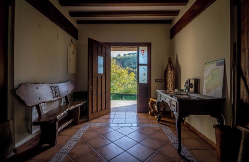 Valle de Carranza Apartment | Double Room with Mountain Views, Shared Garden and Wi-Fi