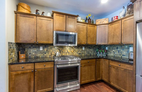 Deer Park House | DUTC11 - Huge Home, SHARC passes, Hot Tub, A/C, Ping Pong